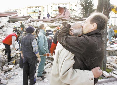 Moradores acompanham o trabalho de equipe de resgate e de voluntrios no centro de quila, cidade mais afetada pelo terremoto